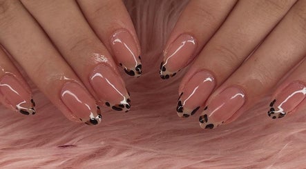 Stylish leopard print nails from Arushisnails, Crawley, England, GB, showcasing elegant nail art.