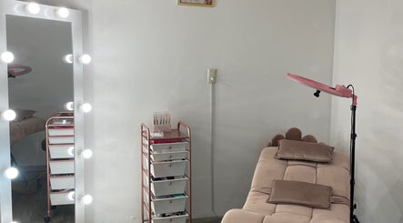 Sala de tratamiento en SHENLASH, Santiago De Querétaro, Querétaro, MX con cama y espejo iluminado.