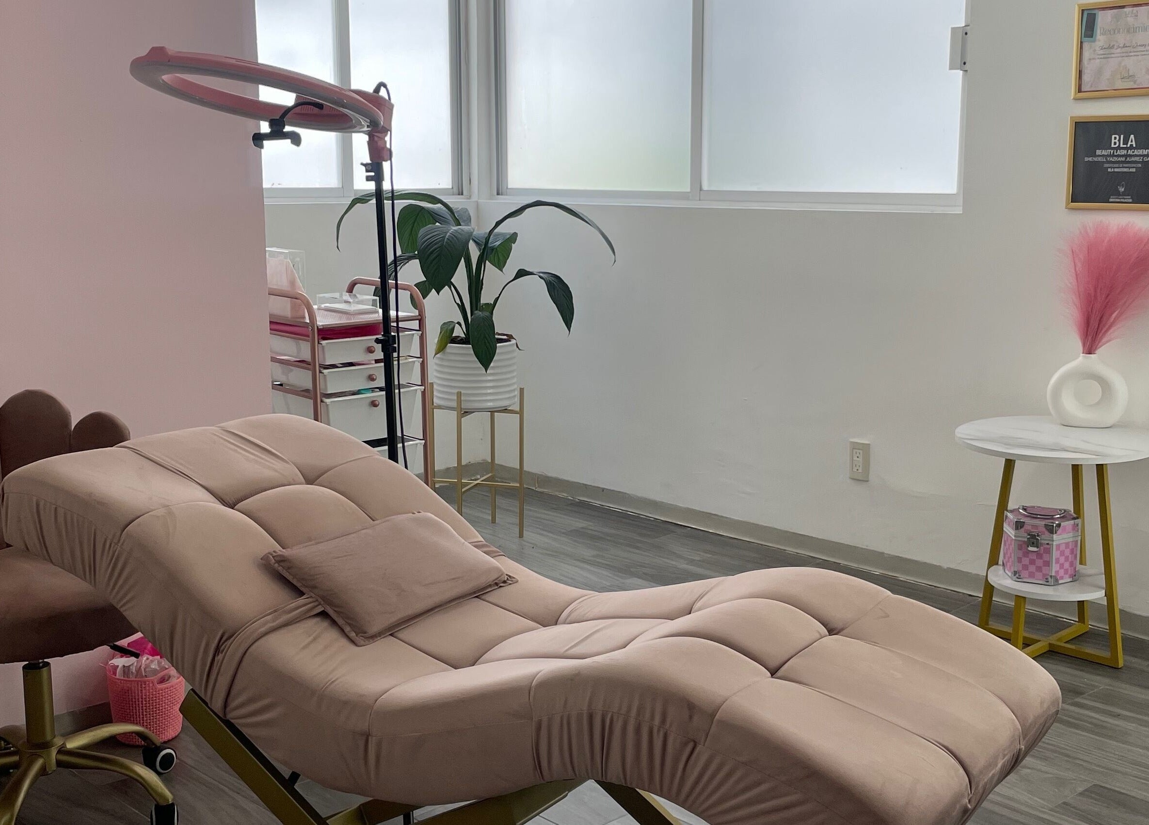 Sala de belleza en SHENLASH, Santiago De Querétaro, Querétaro, MX, con camilla y decoración moderna.