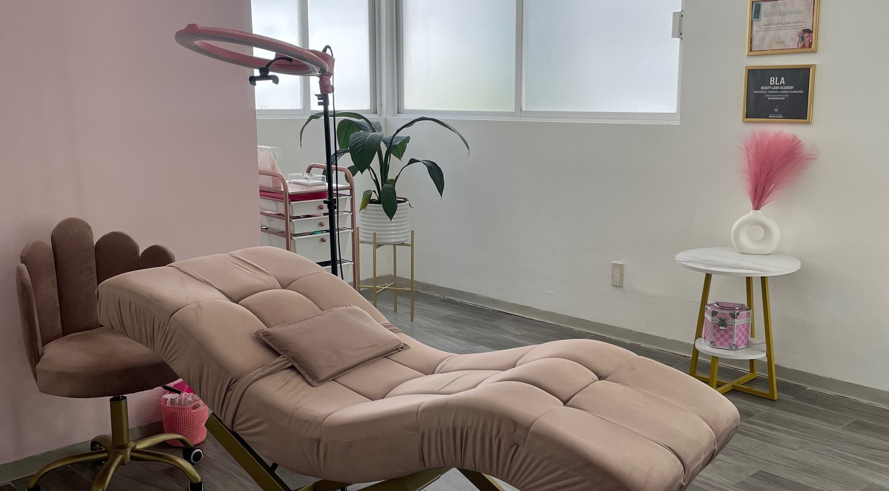 Sala de belleza en SHENLASH, Santiago De Querétaro, Querétaro, MX, con camilla y decoración moderna.