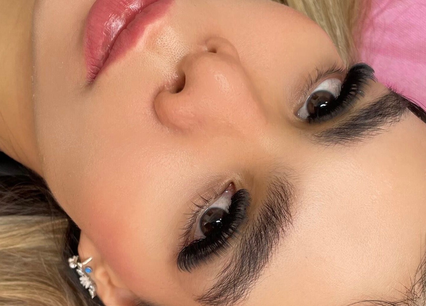 Primer plano de pestañas aplicadas en SHENLASH, Santiago De Querétaro, Querétaro, MX, realzando la belleza ocular.