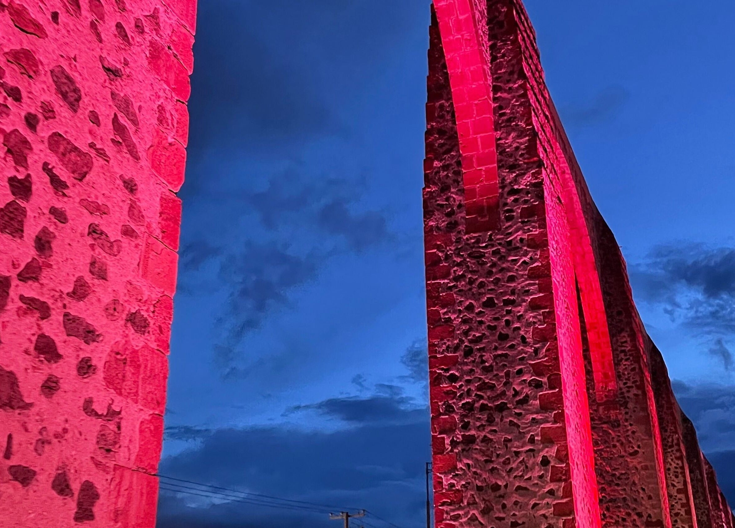 Arcos iluminados de rosa en SHENLASH, Santiago De Querétaro, Querétaro, MX, resaltando belleza histórica.