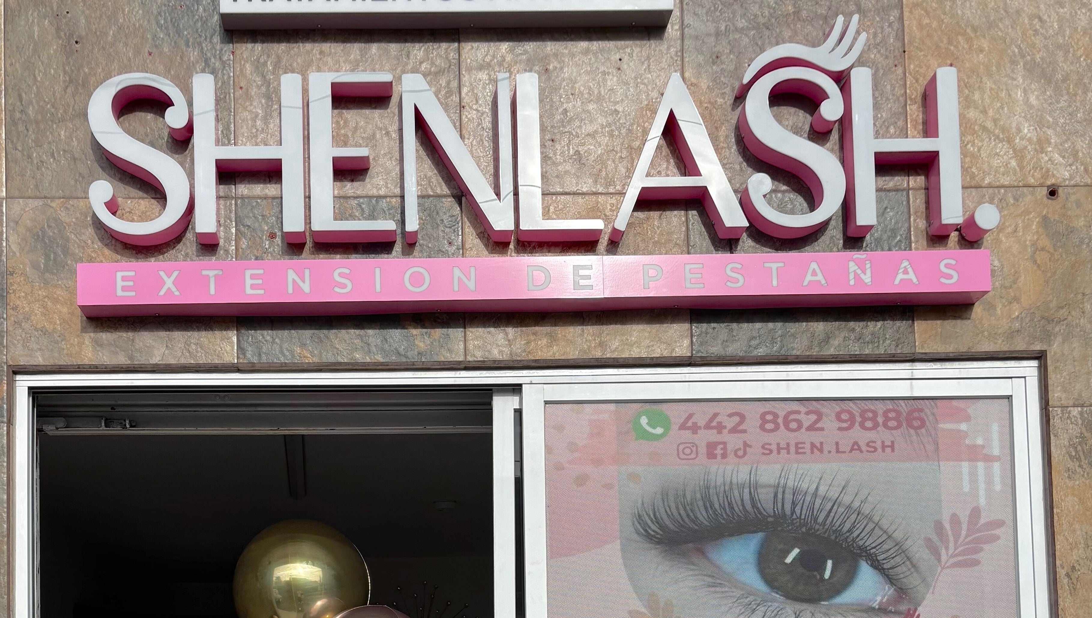 Fachada de SHENLASH en Santiago De Querétaro, Querétaro, MX mostrando su letrero distintivo rosa y blanco.