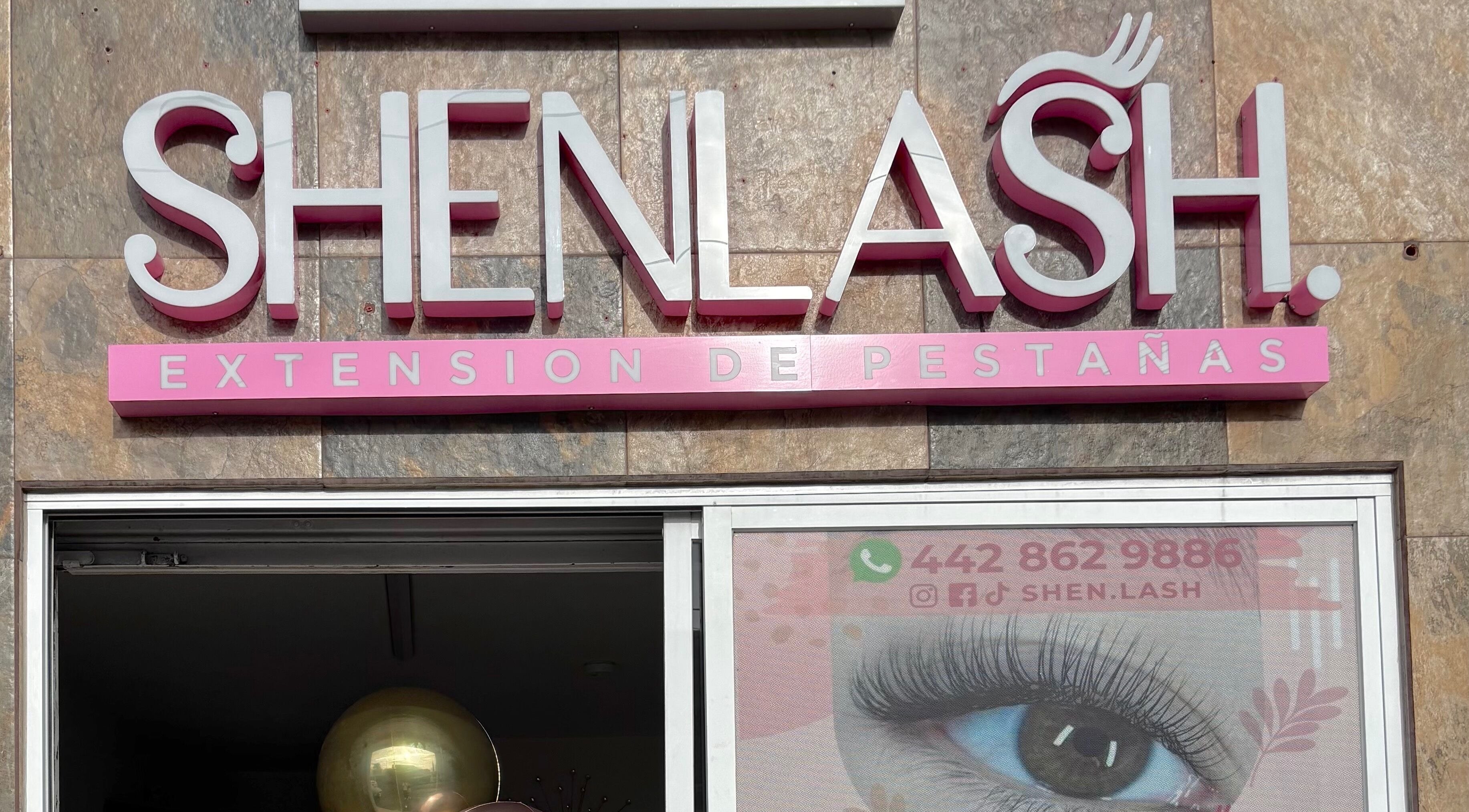 Fachada de SHENLASH en Santiago De Querétaro, Querétaro, MX mostrando su letrero distintivo rosa y blanco.