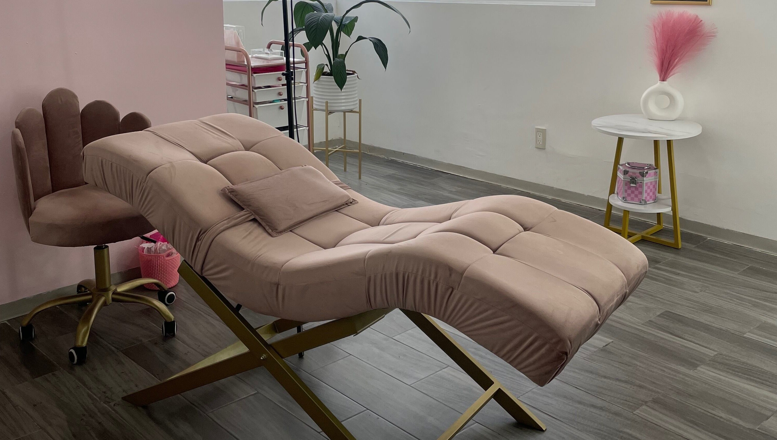 Cama de tratamiento en Shenlash, Santiago De Querétaro, Querétaro, MX. Ambiente acogedor y elegante.