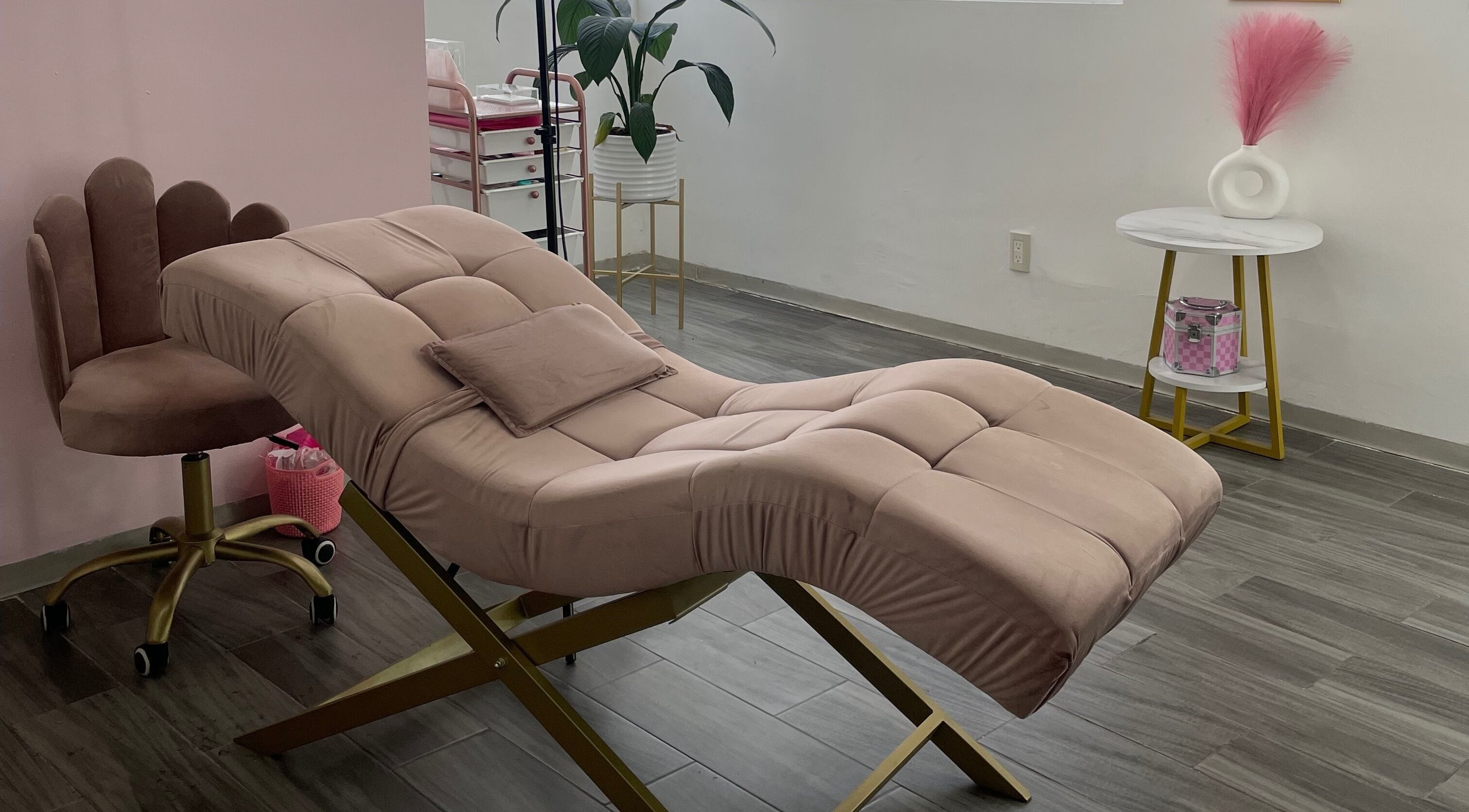 Cama de tratamiento en Shenlash, Santiago De Querétaro, Querétaro, MX. Ambiente acogedor y elegante.