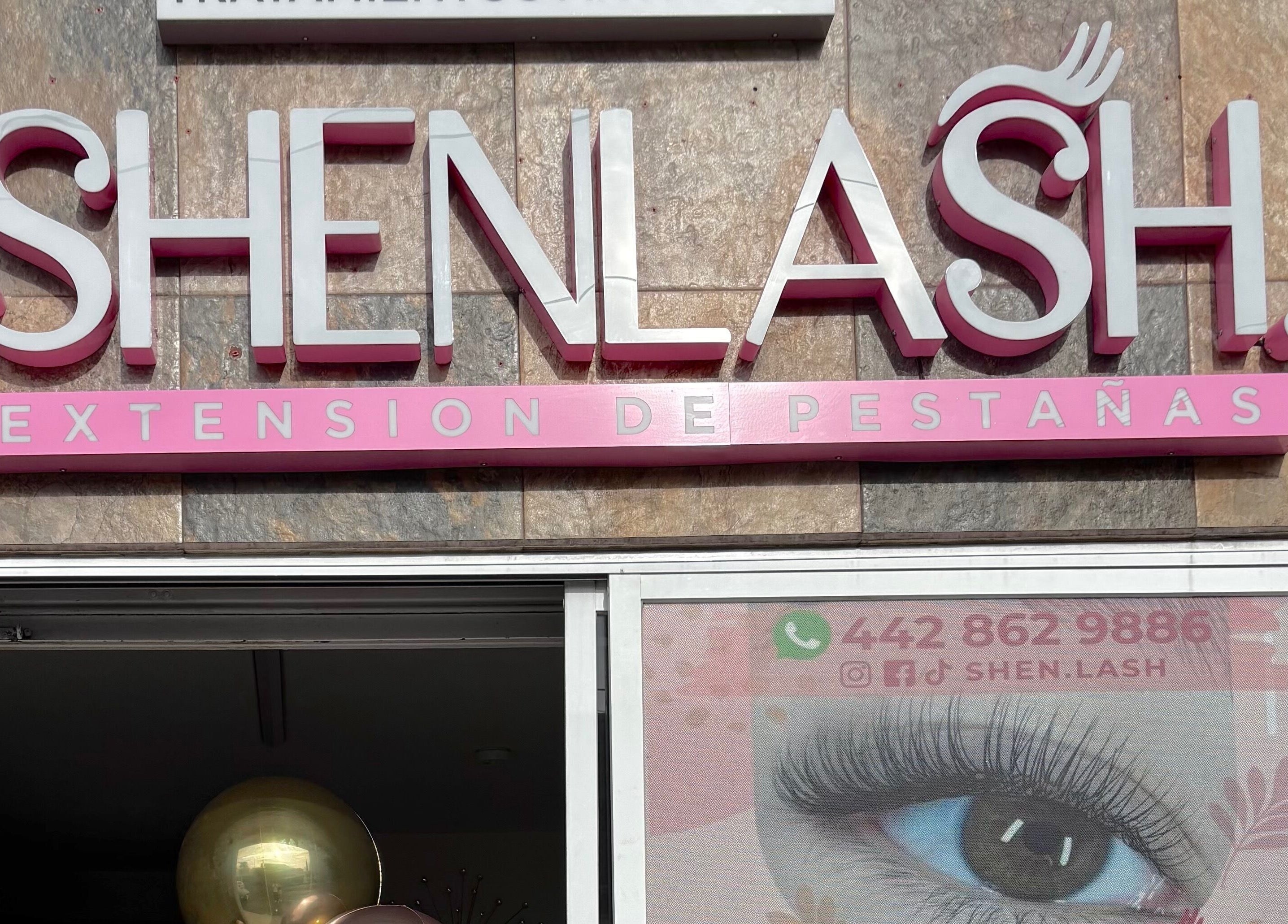 Entrada a Shenlash, Santiago De Querétaro, Querétaro, MX, destacando su letrero de extensión de pestañas.