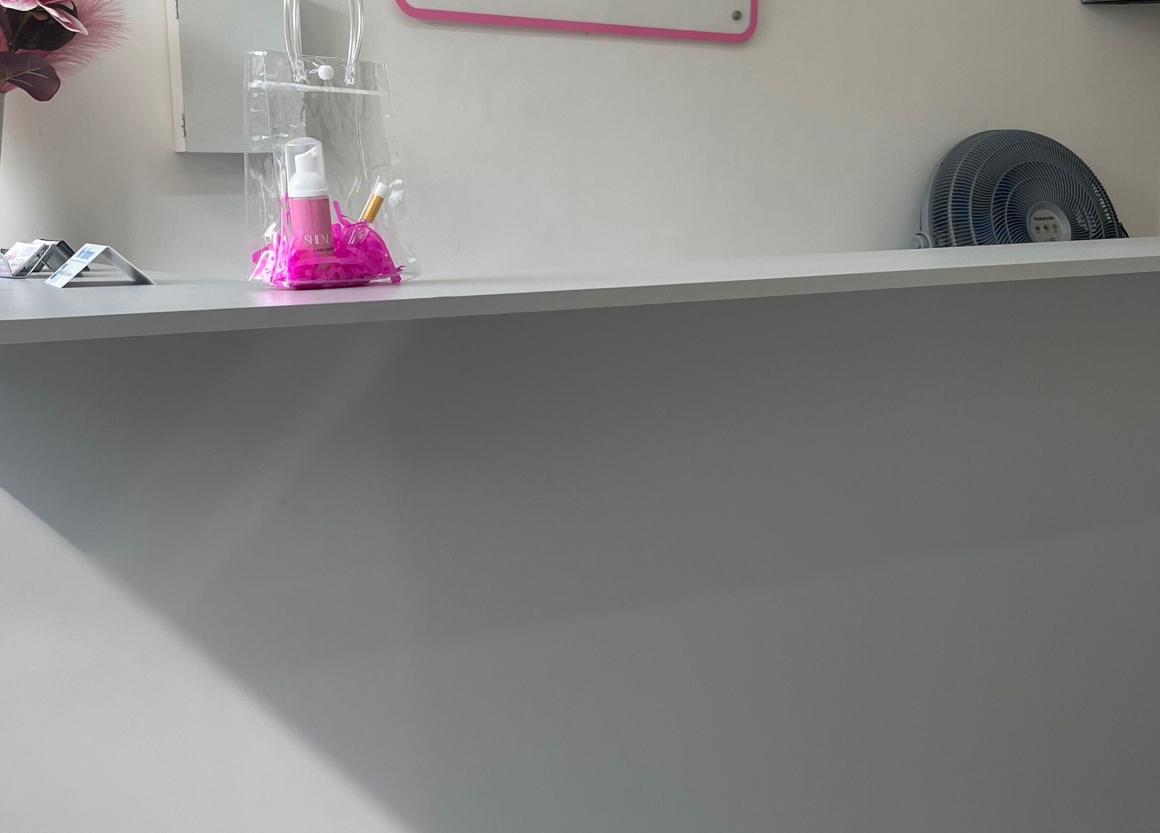 Mostrador de recepción en Shenlash, Santiago De Querétaro, Querétaro, MX con decoración minimalista.