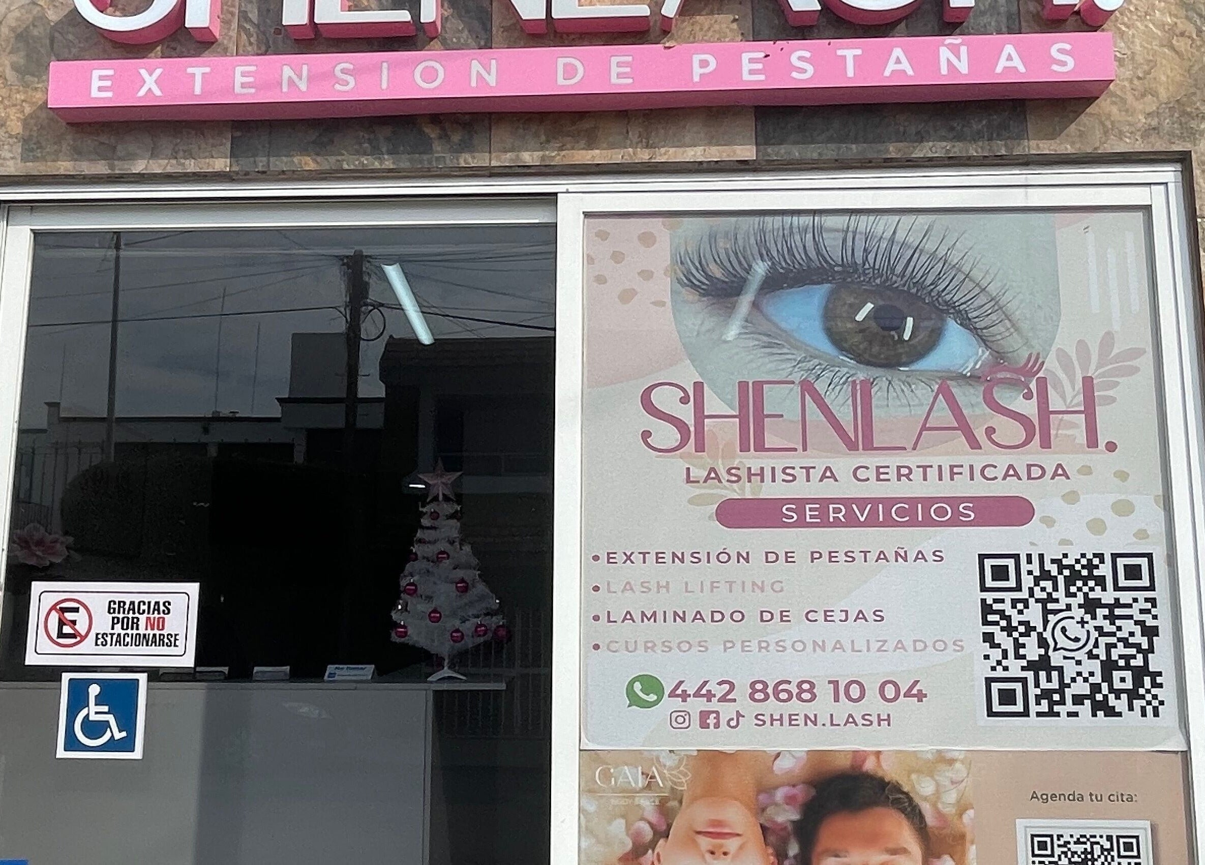 Entrada de Shenlash en Santiago De Querétaro, Querétaro, MX, destacando servicios de belleza y bienestar.