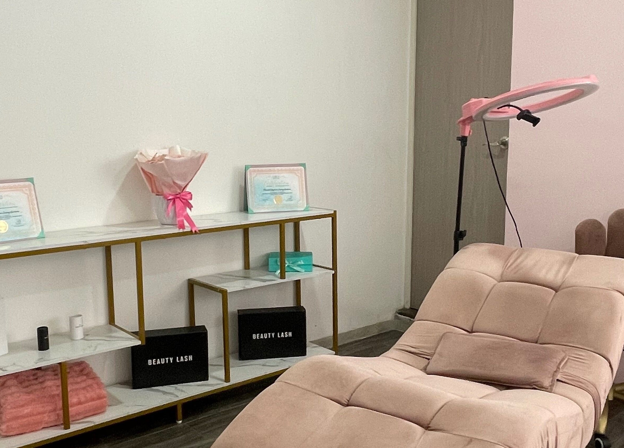 Interior de Shenlash en Santiago De Querétaro, Querétaro, MX con sillón de belleza y decoración elegante.