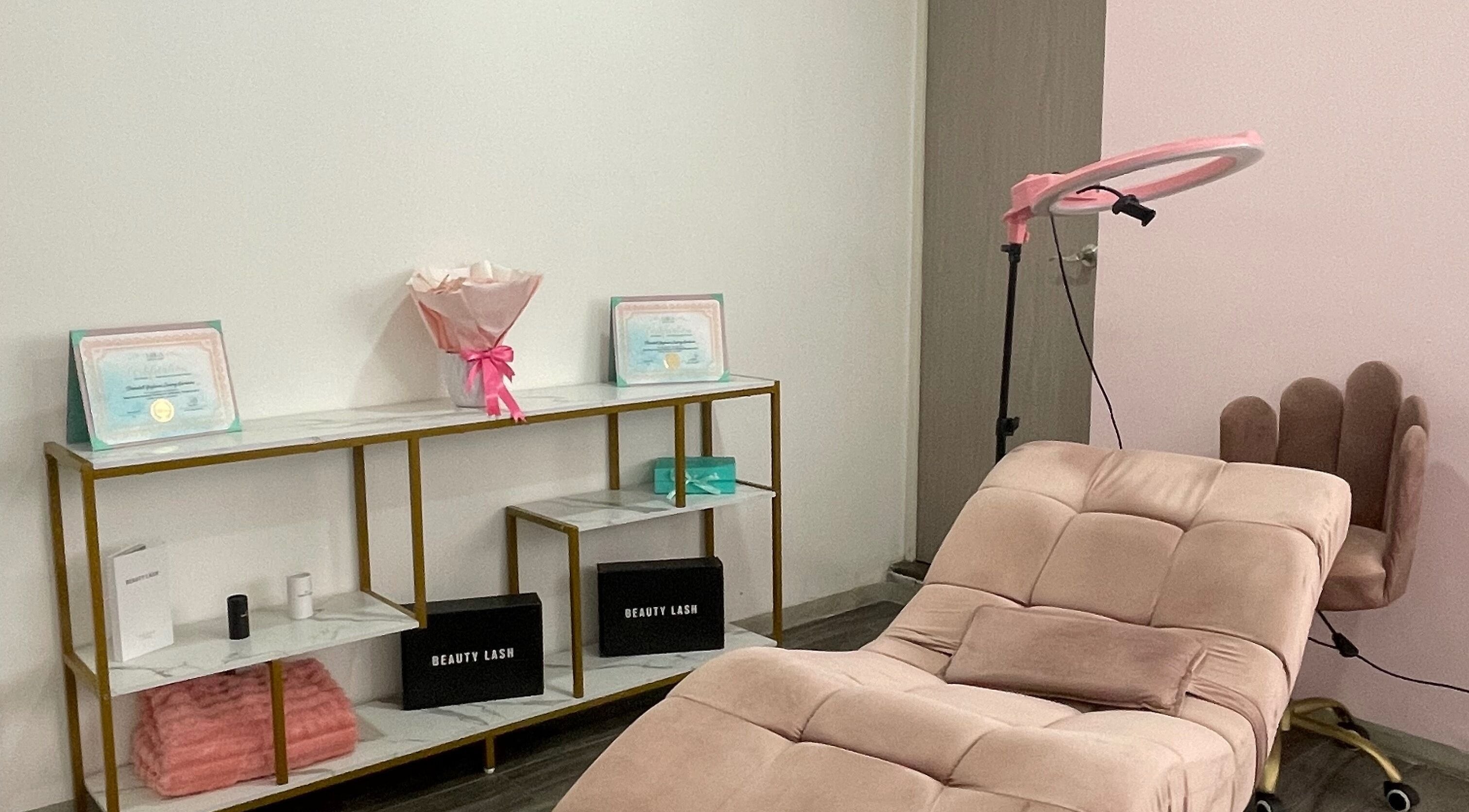 Sala de tratamiento en Shenlash, Santiago De Querétaro, Querétaro, MX, con silla cómoda y decoración acogedora.