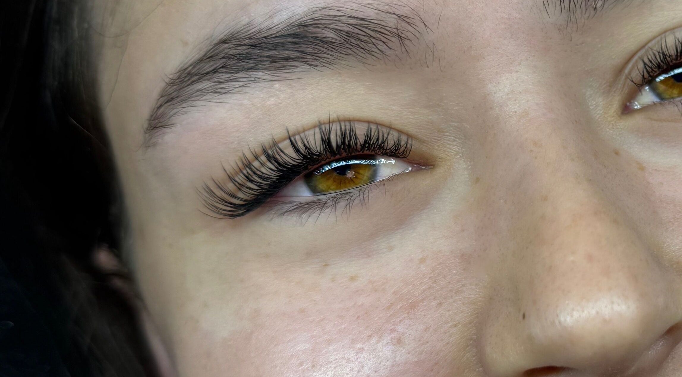 Extension de cils à Maison Élégance Rouen, située à Rouen, Normandie, FR.