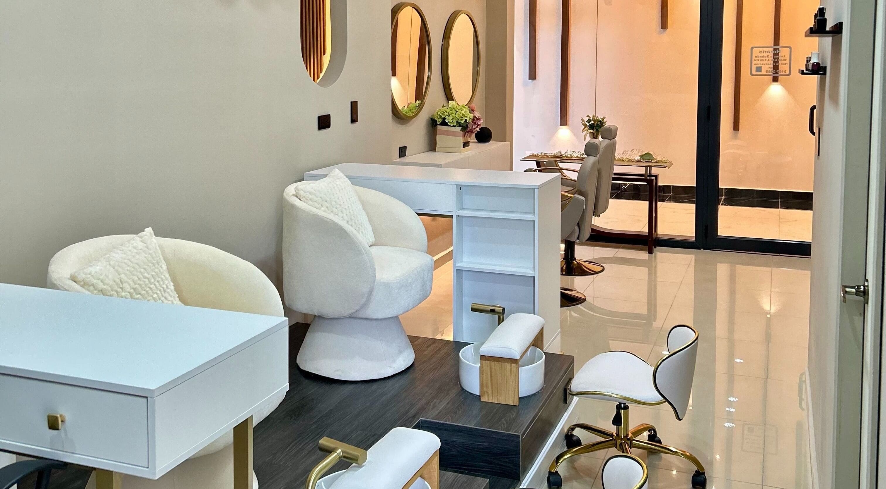 Salón moderno en Radianza San Pedro Sula, Departamento De Cortés, HN. Espacio elegante con sillas y estaciones de belleza.