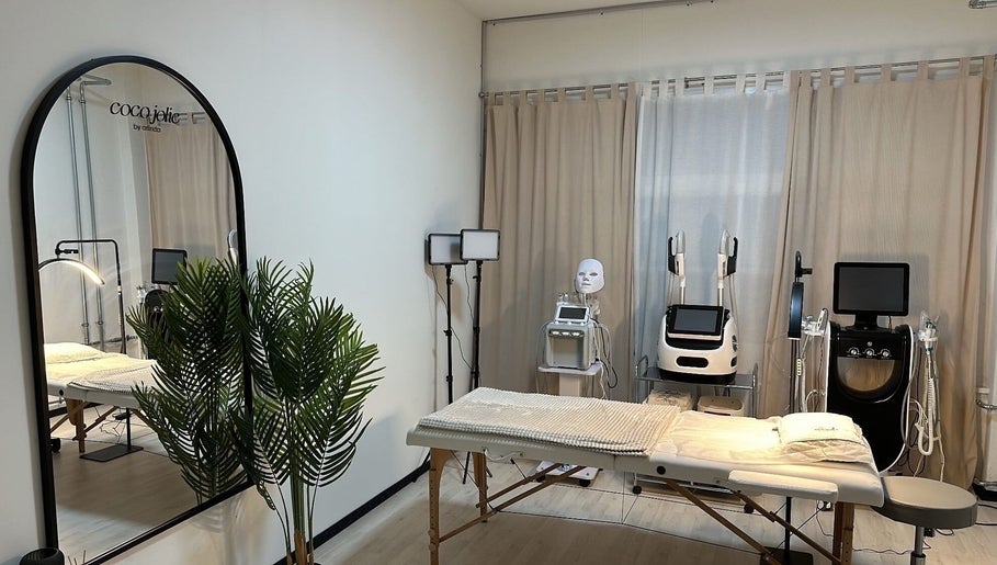 Moderner Behandlungsraum bei Coco Jolie By Arlinda in Niederlenz, Aargau, CH mit Spa-Geräten und Liege.