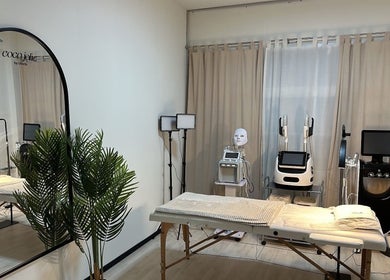 Moderner Behandlungsraum bei Coco Jolie By Arlinda in Niederlenz, Aargau, CH mit Spa-Geräten und Liege.