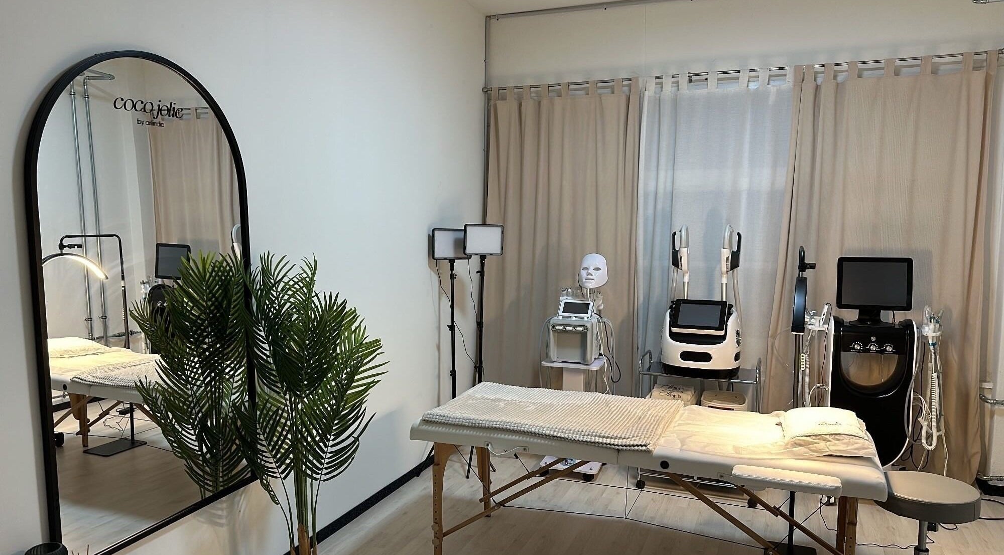 Moderner Behandlungsraum bei Coco Jolie By Arlinda in Niederlenz, Aargau, CH mit Spa-Geräten und Liege.