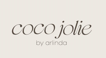 Logo von Coco Jolie By Arlinda in Niederlenz, Aargau, CH. Elegantes Schriftbild auf hellem Hintergrund.