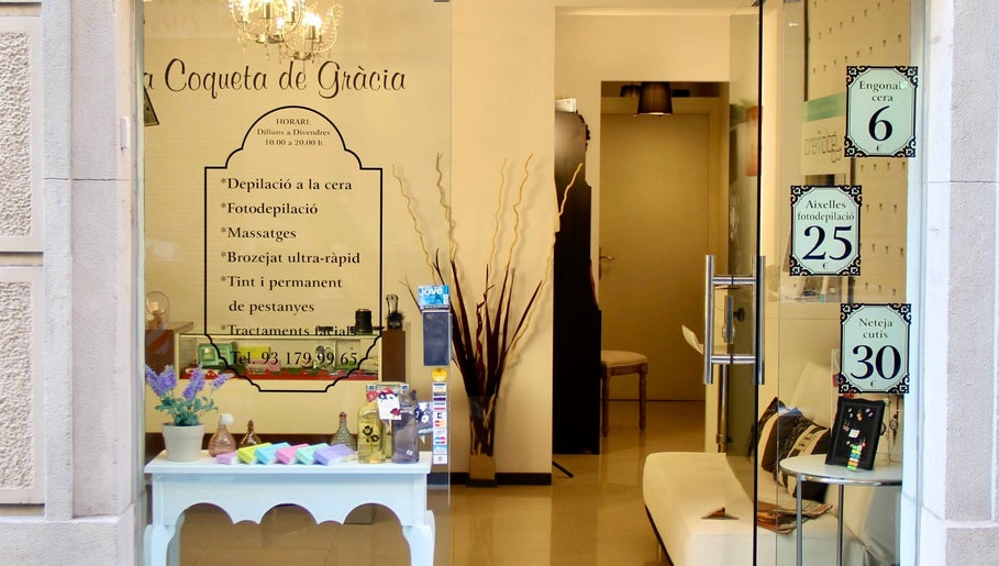 Entrada iluminada de La Coqueta en Barcelona, Catalunya, ES, destacando ofertas y servicios de belleza.