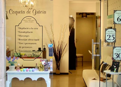 Entrada iluminada de La Coqueta en Barcelona, Catalunya, ES, destacando ofertas y servicios de belleza.