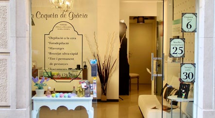 Entrada iluminada de La Coqueta en Barcelona, Catalunya, ES, destacando ofertas y servicios de belleza.
