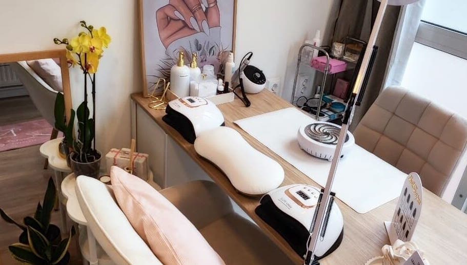 Elegante Nagelstation bei Bruna Silva Aesthetic & Nails in Cuxhaven, Niedersachsen, DE.