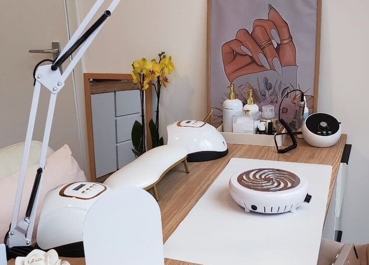 Elegante Nagelstation bei Bruna Silva Aesthetic & Nails, Cuxhaven, Niedersachsen, DE, perfekt für Maniküre.