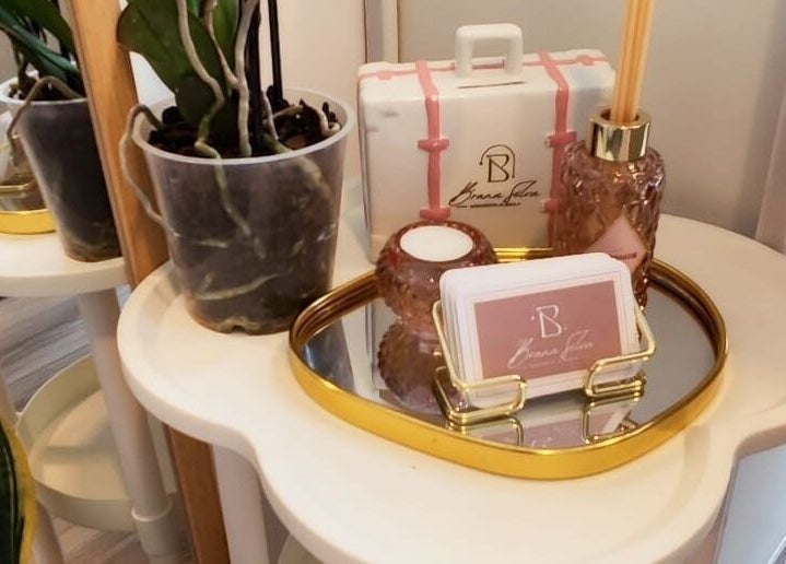 Elegante Dekoration bei Bruna Silva Aesthetic & Nails, Cuxhaven, Niedersachsen, DE mit Pflanzen und Accessoires.