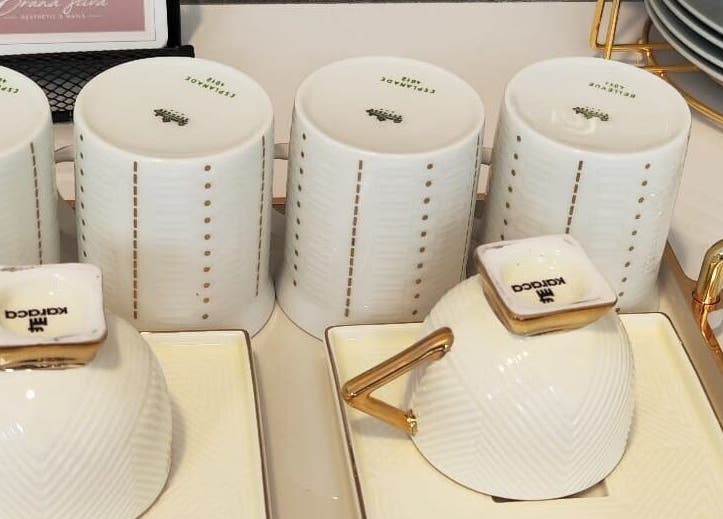 Elegante Teetassen im Bruna Silva Aesthetic & Nails, Cuxhaven, Niedersachsen, DE.