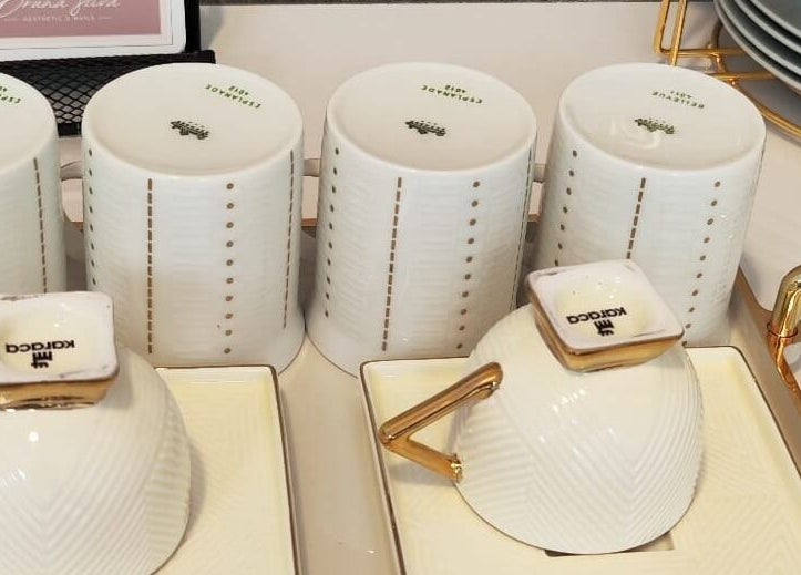 Elegante Teetassen im Bruna Silva Aesthetic & Nails, Cuxhaven, Niedersachsen, DE.