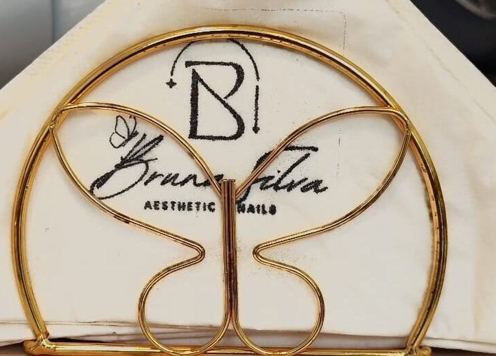 Goldener Schmetterlingsrahmen bei Bruna Silva Aesthetic & Nails in Cuxhaven, Niedersachsen, DE.