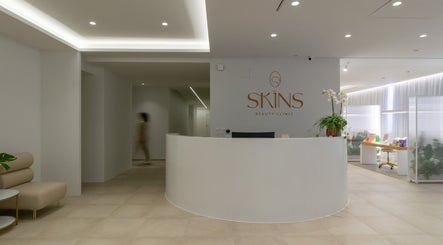 Κομψή είσοδος στο Skins Beauty Clinic, Ίλιον, GR με μοντέρνα διακόσμηση και φιλόξενη ατμόσφαιρα.