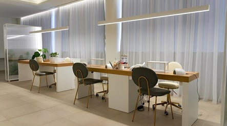 Εσωτερικό χώρου νυχιών στο Skins Beauty Clinic, Ίλιον, GR με μοντέρνο ντιζάιν και κομψή διακόσμηση.