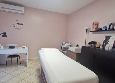 Interno elegante di Sinfonia Estetica a Montichiari, Lombardia, IT con lettino e postazione unghie.