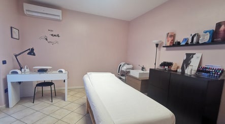 Interno elegante di Sinfonia Estetica a Montichiari, Lombardia, IT con lettino e postazione unghie.