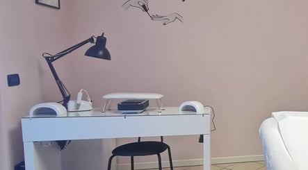 Sala manicure a Sinfonia Estetica, Montichiari, Lombardia, IT, con lampada e strumenti su tavolo.