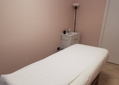 Sala massaggi a Sinfonia Estetica, Montichiari, Lombardia, IT con lettino bianco e lavabo.
