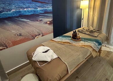 Relaxing massage room at Talay Thai Massage Therapy, Quarteira, Faro, PT with ocean-themed decor.