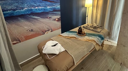 Relaxing massage room at Talay Thai Massage Therapy, Quarteira, Faro, PT with ocean-themed decor.