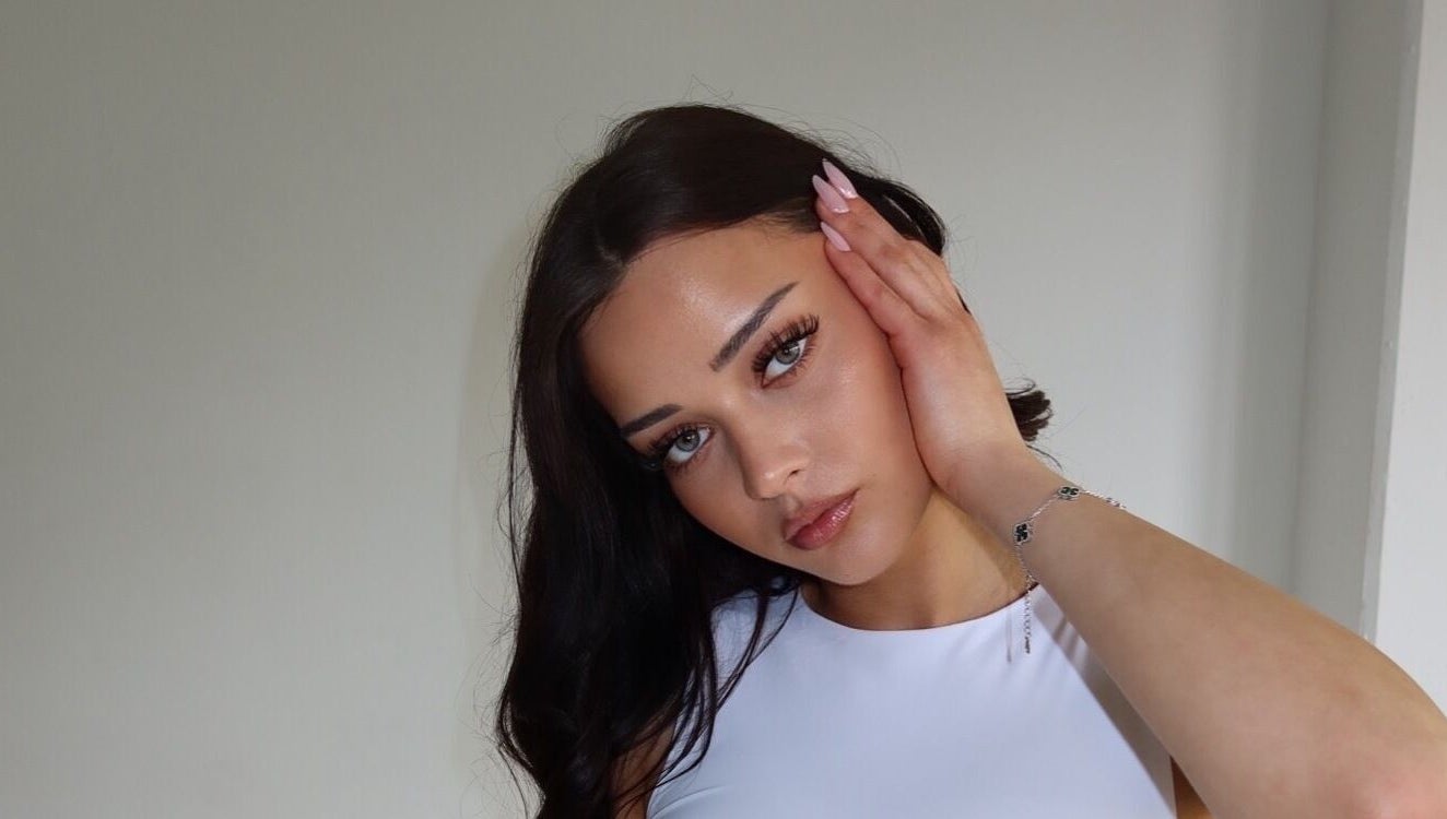 Frau mit stilvollen Wimpern und glatter Haut bei Ela Lashes - Luxury Skin Allach, München, Bayern, DE.