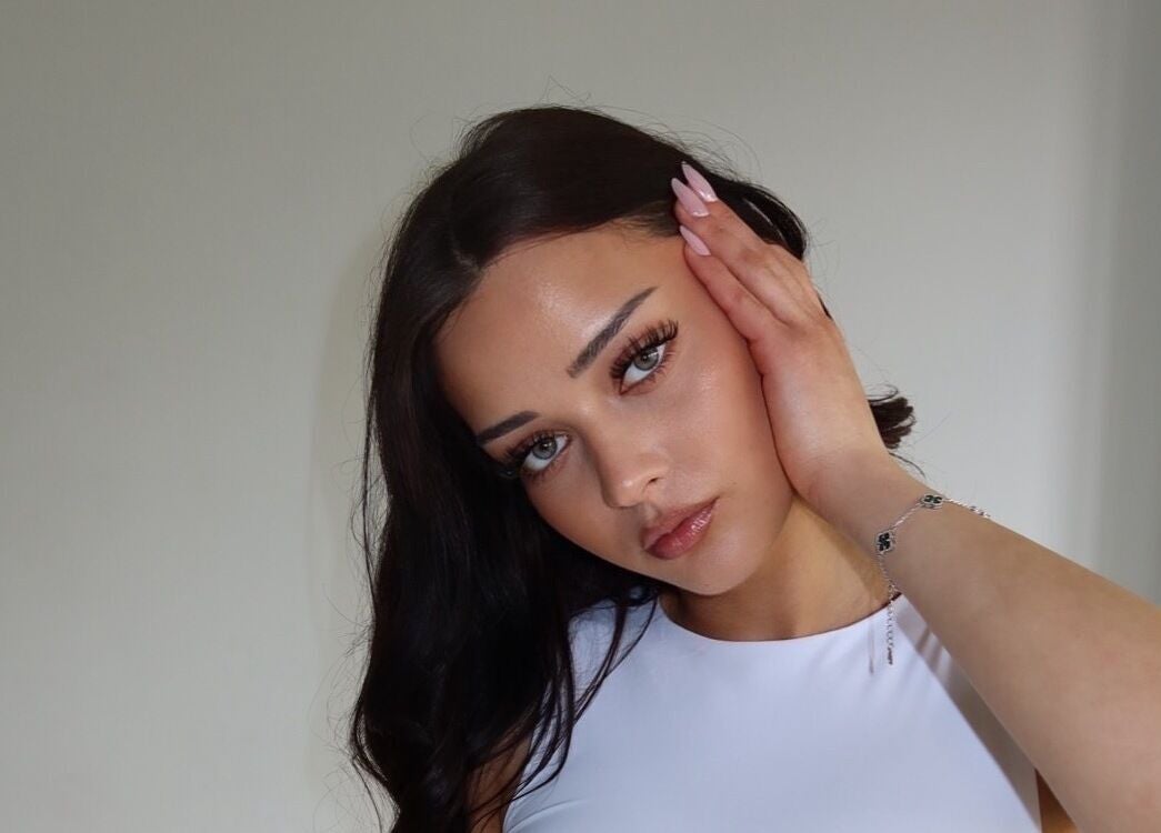 Frau mit stilvollen Wimpern und glatter Haut bei Ela Lashes - Luxury Skin Allach, München, Bayern, DE.