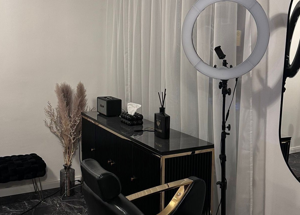 Innenansicht von Ela Lashes - Luxury Skin Allach in München, Bayern, DE mit stilvoller Dekoration und Beleuchtung.