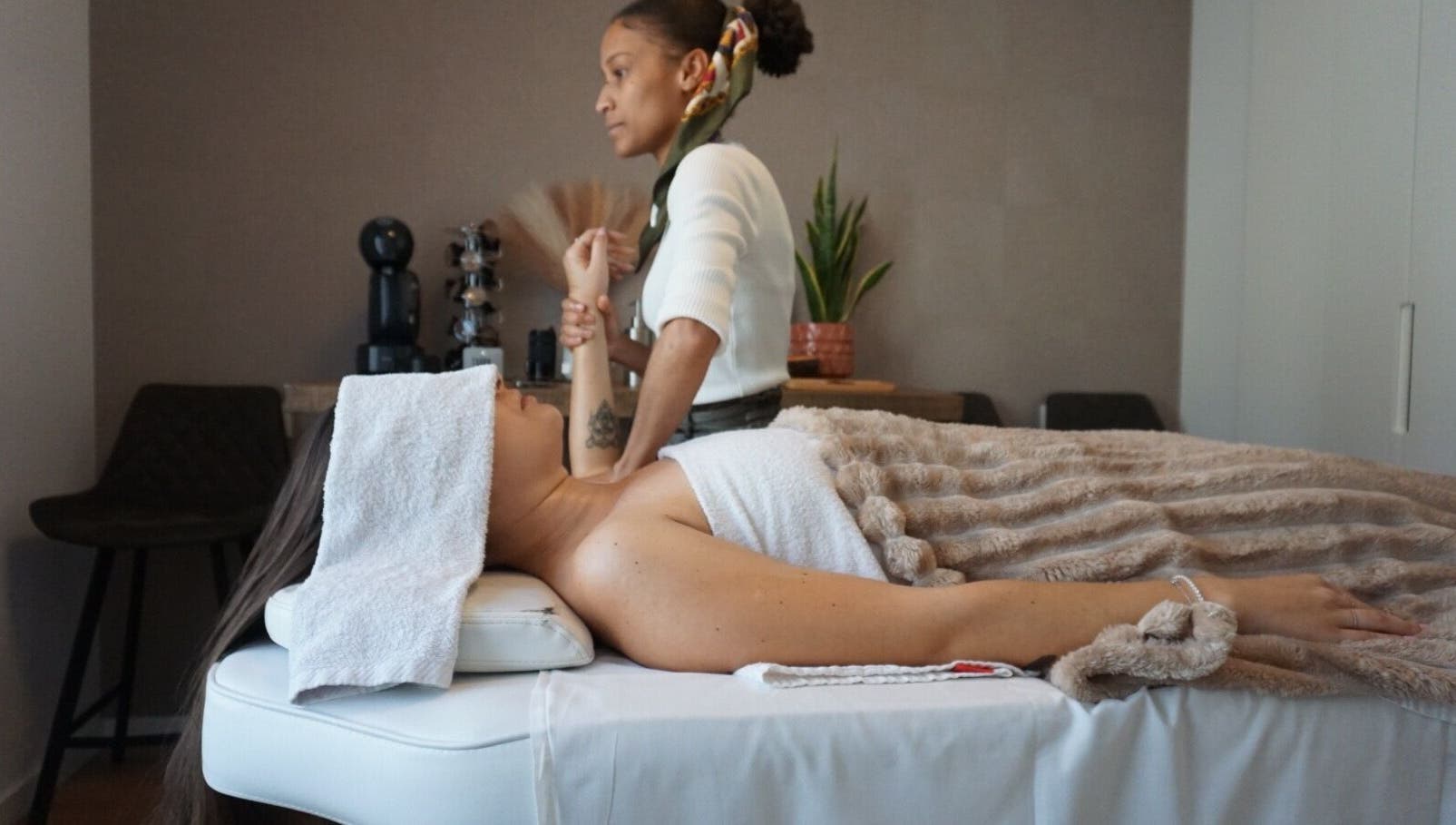 Relaxing massage session at Home Massage&Therapies, Albufeira, Faro, PT, enhancing wellness and tranquility.