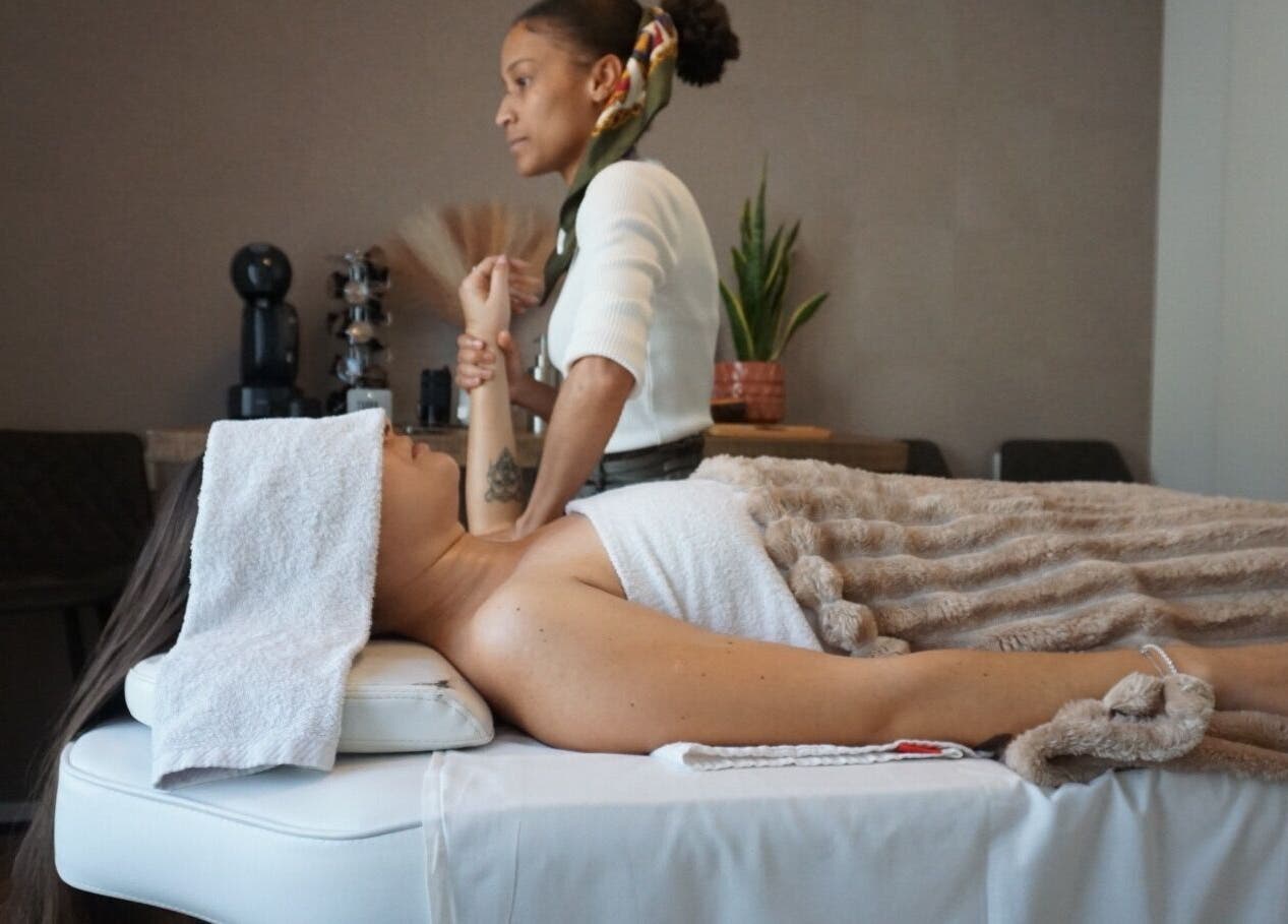 Relaxing massage session at Home Massage&Therapies, Albufeira, Faro, PT, enhancing wellness and tranquility.