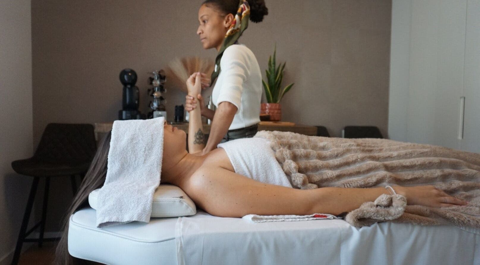 Relaxing massage session at Home Massage&Therapies, Albufeira, Faro, PT, enhancing wellness and tranquility.