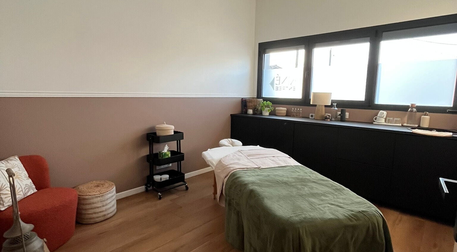 Salle de soins paisible chez Nomade et Sens - Soustons, Soustons, Nouvelle-Aquitaine, FR pour bien-être total.