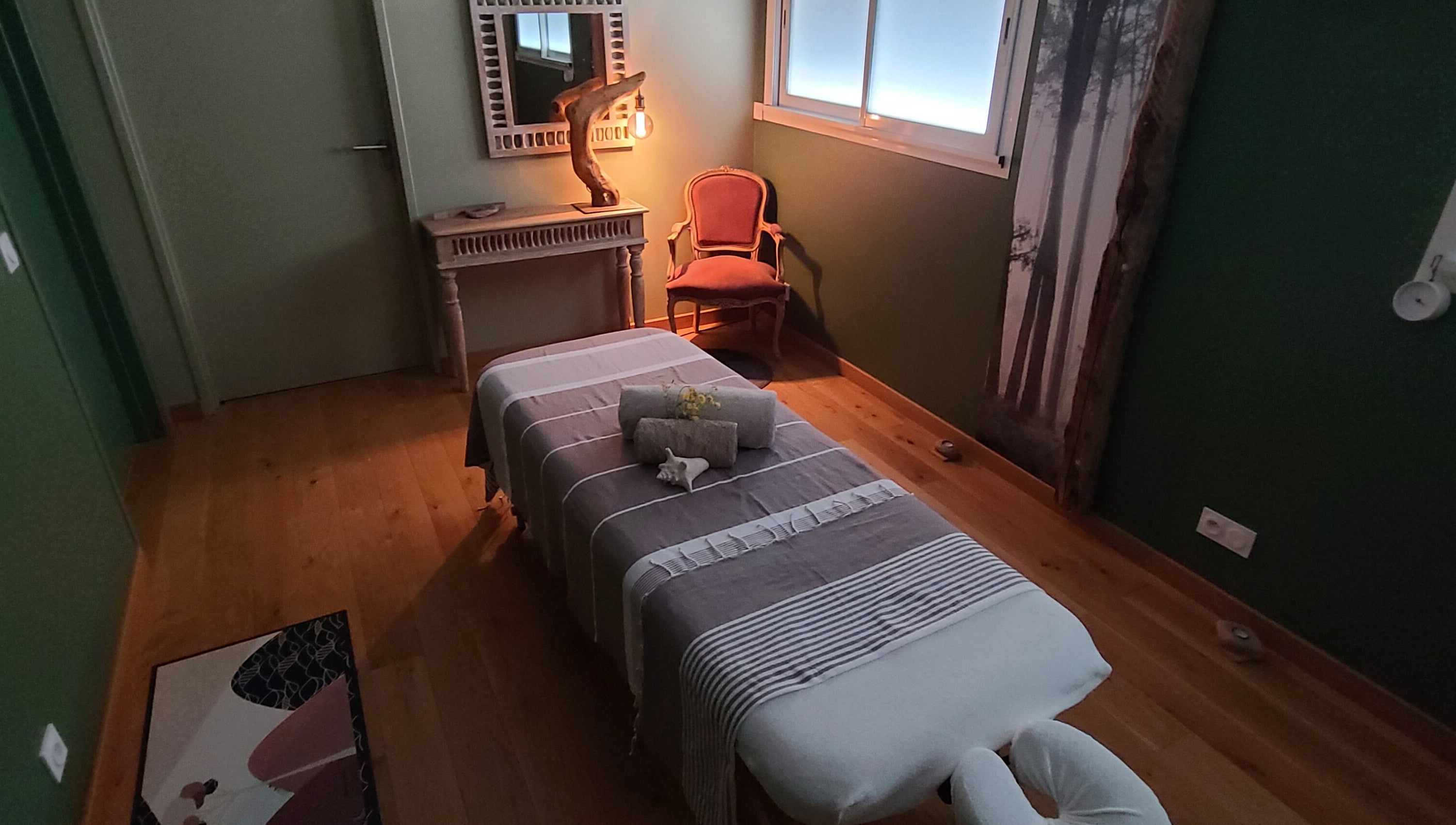 Table de massage tranquille chez Nomade et Sens- Léon, Léon, Nouvelle-aquitaine, FR, pour un moment de détente.