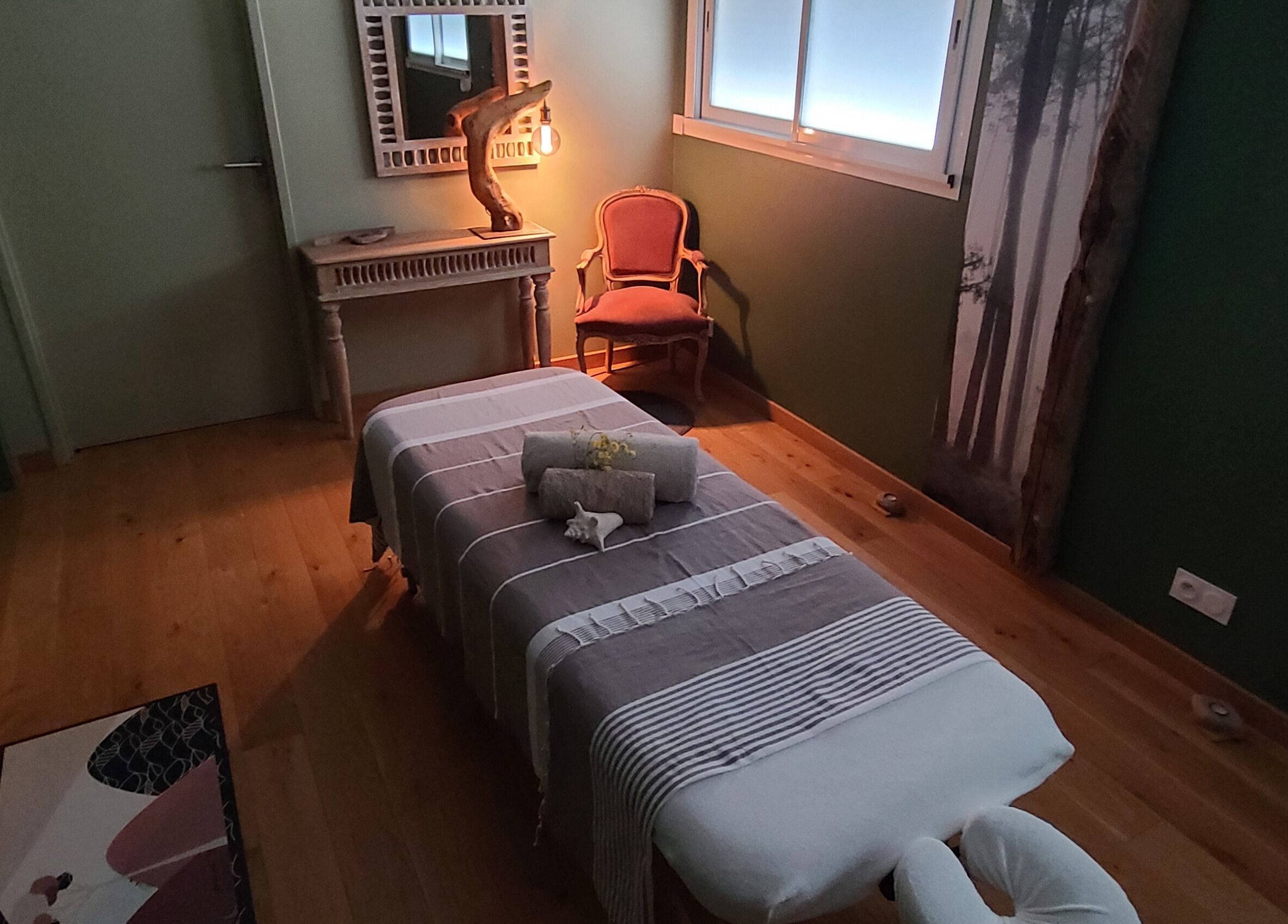 Table de massage tranquille chez Nomade et Sens- Léon, Léon, Nouvelle-aquitaine, FR, pour un moment de détente.