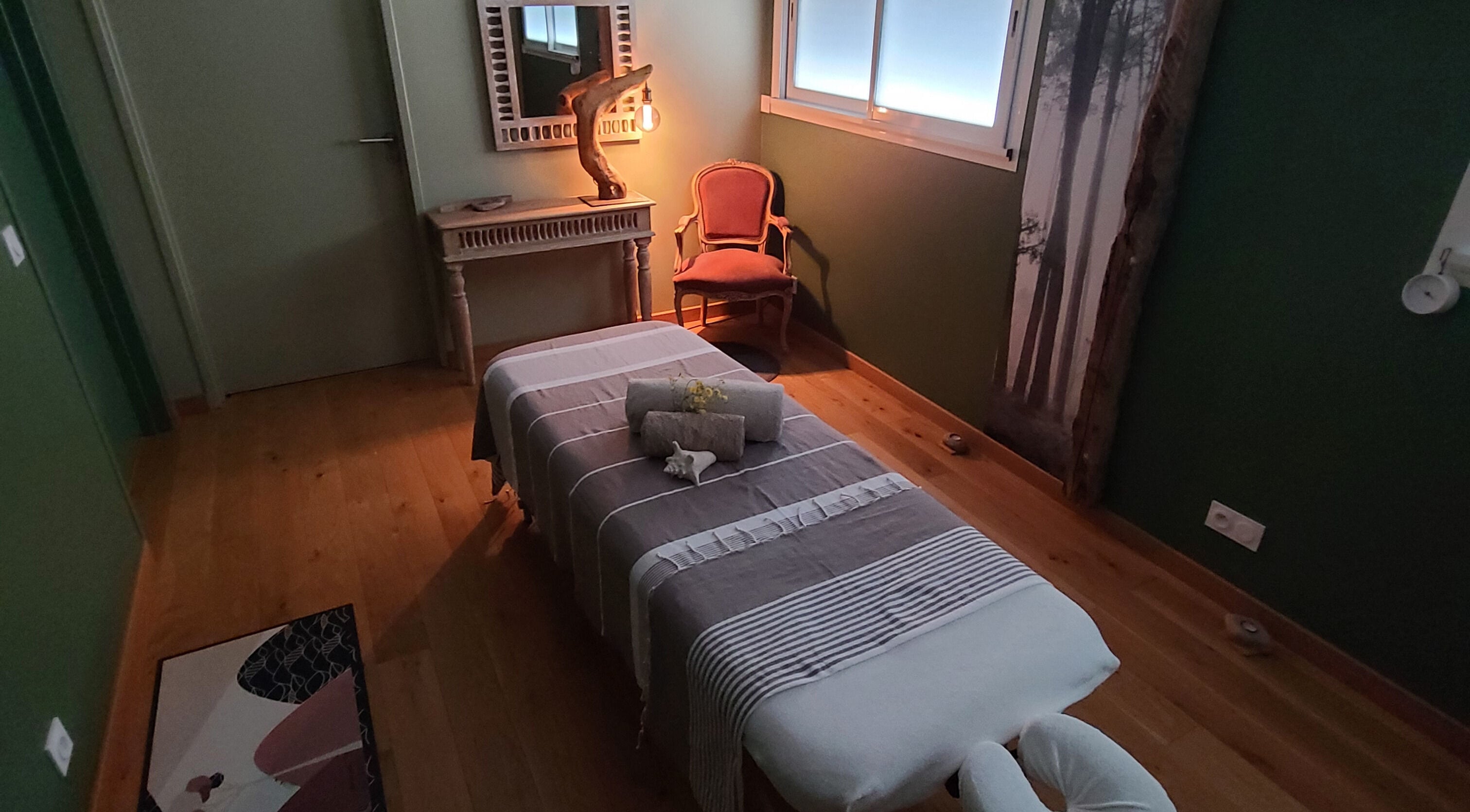 Table de massage tranquille chez Nomade et Sens- Léon, Léon, Nouvelle-aquitaine, FR, pour un moment de détente.