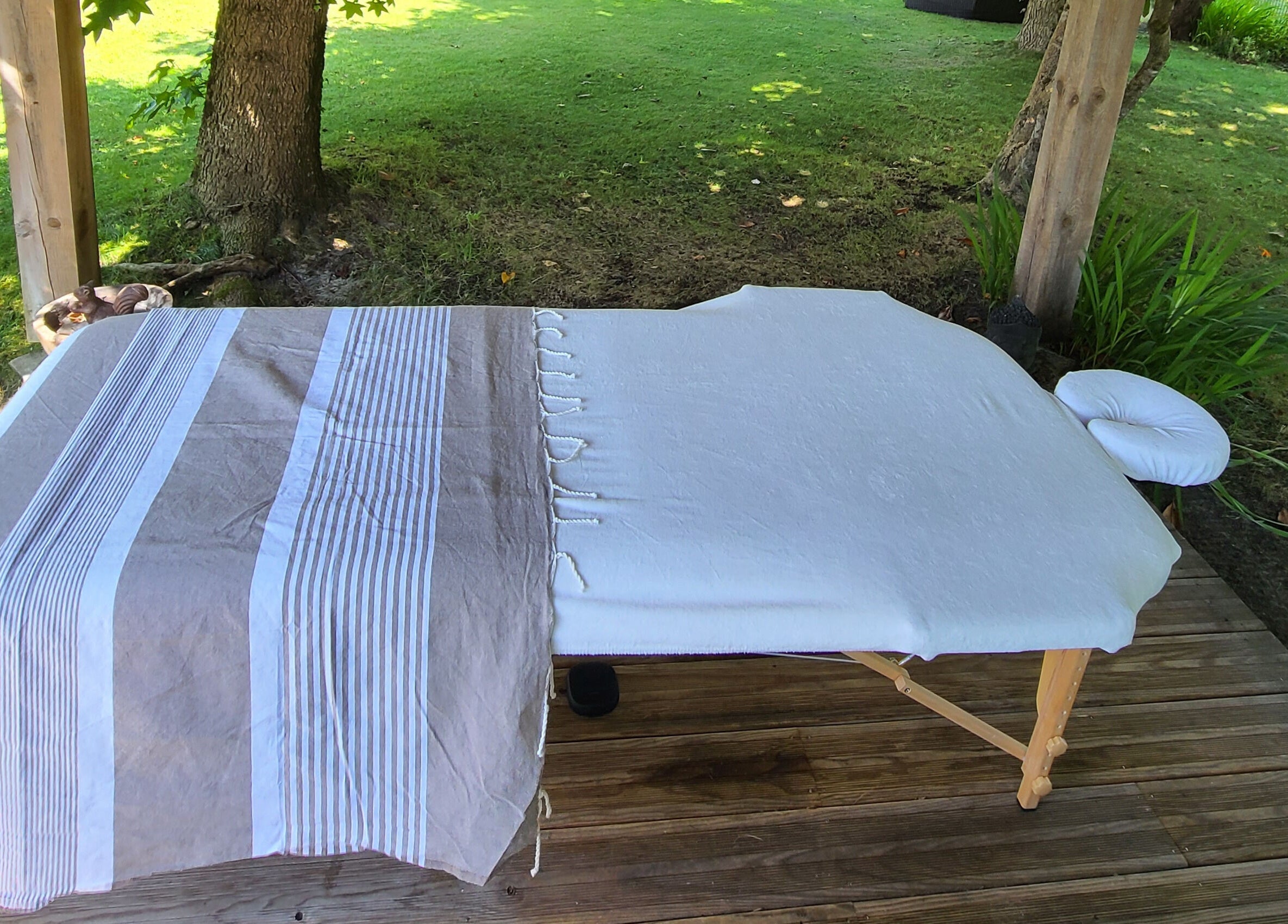 Table de massage en plein air à Nomade et Sens- Léon, Léon, Nouvelle-Aquitaine, FR, parfaite pour un moment de détente.