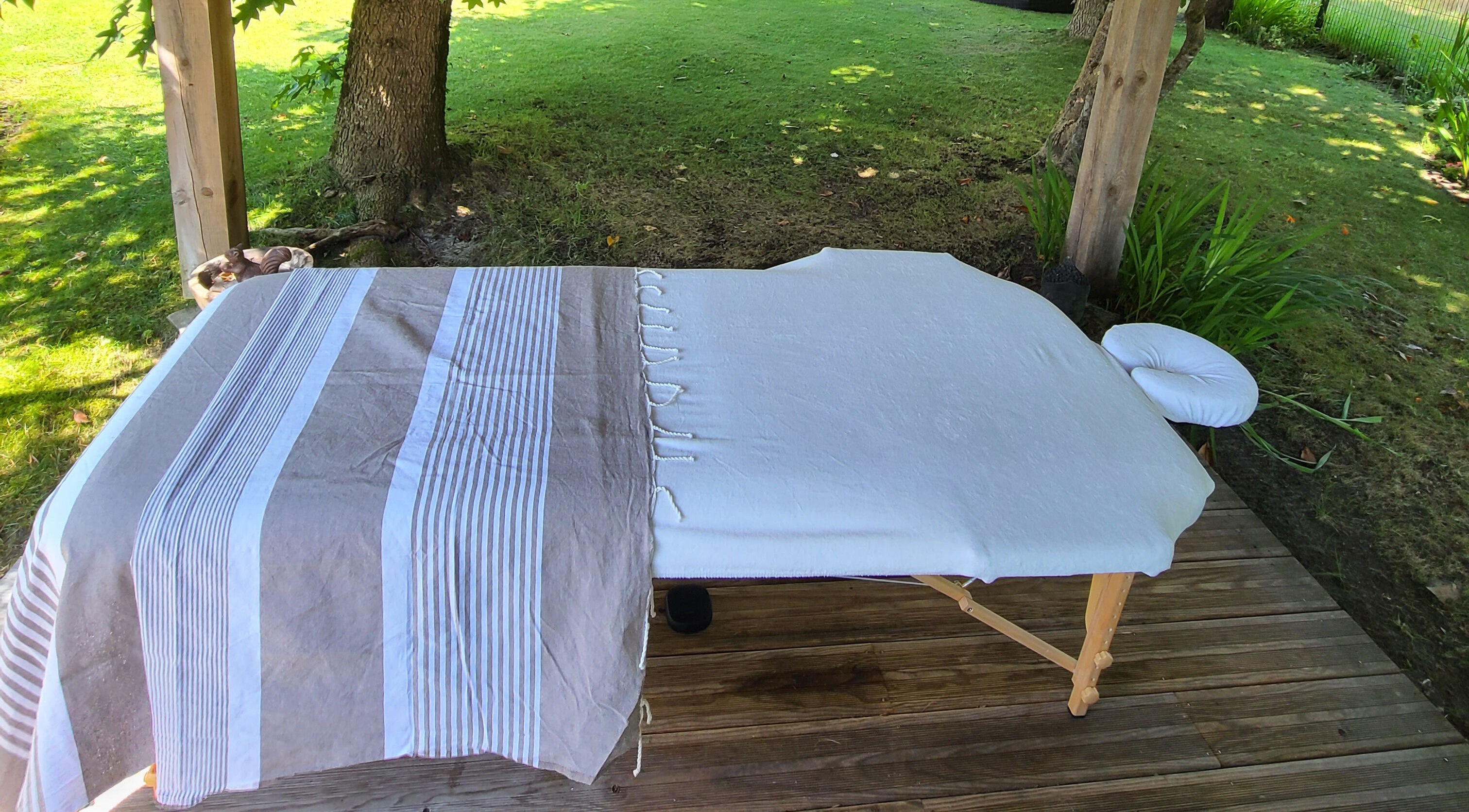 Table de massage en plein air à Nomade et Sens- Léon, Léon, Nouvelle-Aquitaine, FR, parfaite pour un moment de détente.